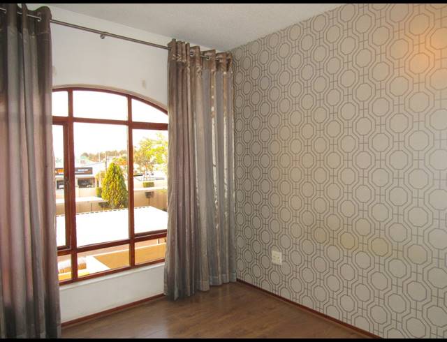 1 BEDROOM APARTMENT TO LET IN PINESLOPES